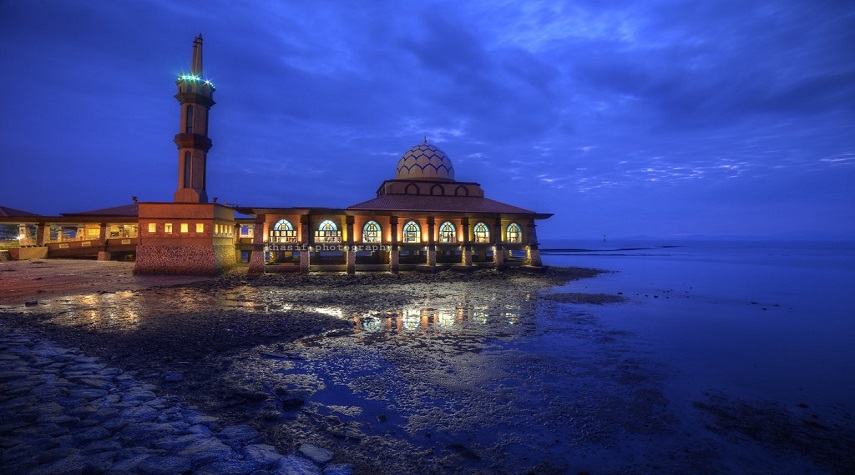 مسجد الحسین مالزی، شناور روی آب
