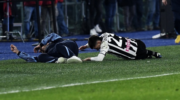 پیروزی لاتزیو به قیمت سرنگونی ساری با برخورد بازیکن حریف! + عکس و فیلم