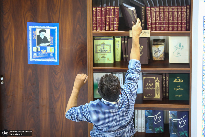 غرفه موسسه تنظیم و نشر آثار حضرت امام خمینی(ره) در نمایشگاه کتاب