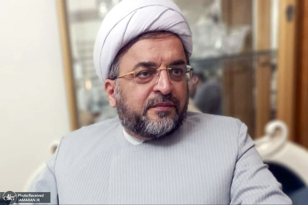 هادی سروش: یکی از اعضای مجلس خبرگان می‌گوید: «بی‌حجاب در بند شهوات دیگران است»؛ آیت‌الله مصباح می‌نویسد: «دوست داشتن وطن؛ امر کوچکی است که در برخی از حیوانات هم دیده می‌شود»؛ خب این تعبیرات چه بر سر رابطه مردم با دین می‌آورد؟