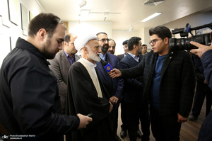 بازدید آیت الله دری نجف آبادی از نمایشگاه عکس امام دل‌ها‎