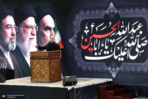 پزشکیان در حرم امام: «تفرقه» لبه آتش است