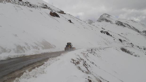 تردد در گردنه ژالانه فقط با زنجیر چرخ امکانپذیر است