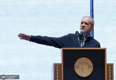 پزشکیان: جاهایی داریم که صدها میلیارد هزینه دارد اما 10 میلیون تومان سود ندارد! چرا تورم داریم؟ چون پولی که نداریم را چاپ می‌کنیم/ روی طلا خوابیدیم اما مردم گرسنه هستند/ در کجای دنیا با این جمعیت 2800 دانشگاه می‌زنند؟/ حتی آب را به قیمت بنزین نمی‌دهند