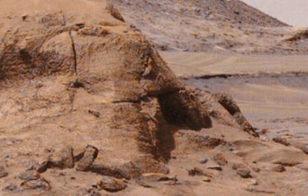 مشاهده یک دروازه عجیب روی مریخ + عکس