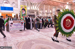 عطرافشانی حرم امام خمینی(س) توسط بسیجیان کاشانی