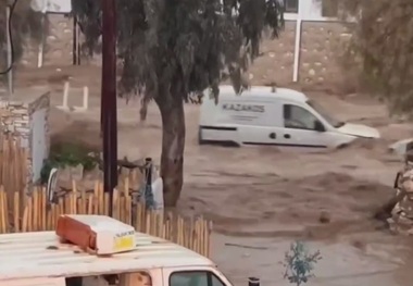 سیل شدید در یونان خودروها را برد! + فیلم