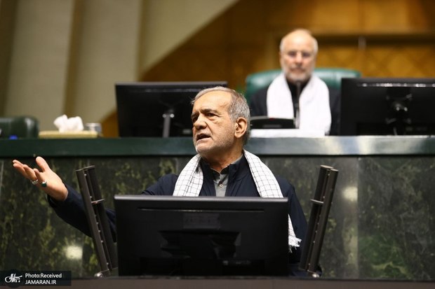 پزشکیان: آمریکا در حال زورگیری است و برخلاف قواعد بین‌المللی اجازه می‌دهد که اسرائیل به کشور ما تجاوز و حمله کند/ ما متجاوز نیستیم/ مردم ایران باید در برابر هر تجاوزی با قدرت بایستند/ ما حق داریم که از انرژی هسته‌ای و تحقیقاتی بهره ببریم