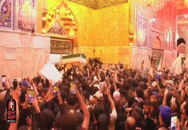 پیکر مطهر رهبر مجاهد شهید بر دستان عزاداران وارد ضریح شش گوشه سیدالشهدا (ع) شد
