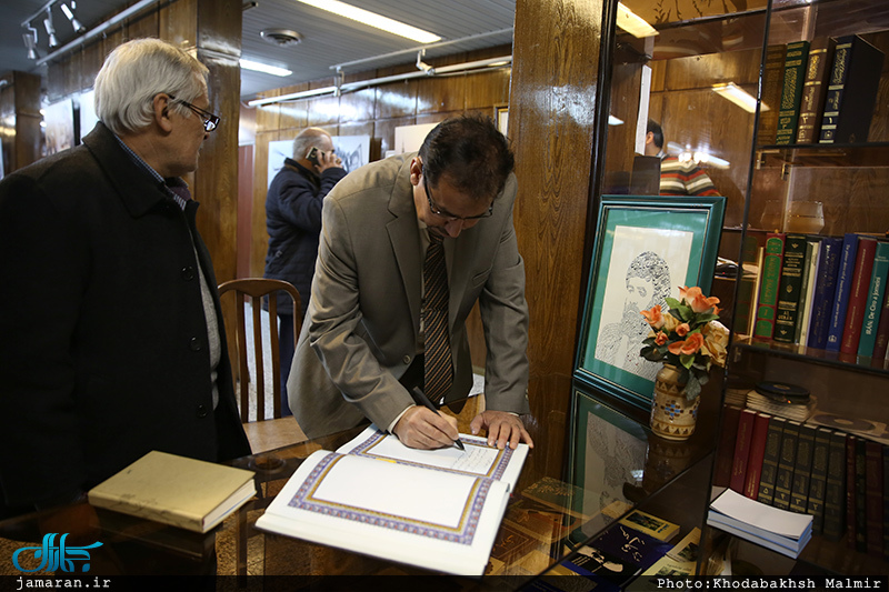 بازدید جمعی از مردم شهر بصره عراق از بیت امام خمینی(س) در جماران