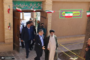 حضور اقشار مختلف مردم به مناسبت دهه فجر در بیت تاریخی امام خمینی (س)