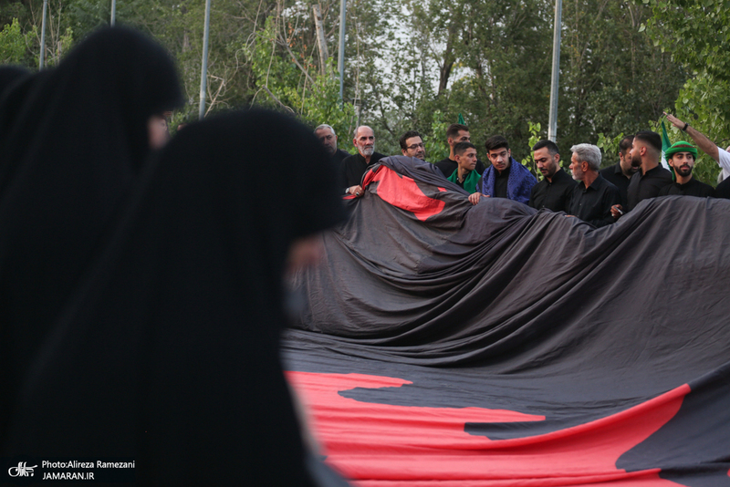 مراسم اهتزاز بزرگترين پرچم عزاداری در تهران