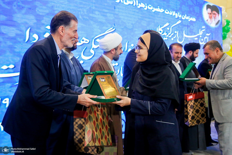 مراسم تجلیل از دانش آموزان برگزیده فرهنگی، هنری و قرآن، عترت و نماز منطقه 19