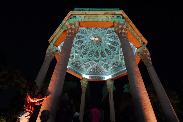 راهنمای رزرو هتل نزدیک حافظیه و باغ ارم شیراز