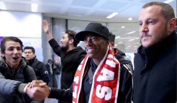 ستاره سابق تیم ملی برزیل به ترکیه رسید + تصاویر
