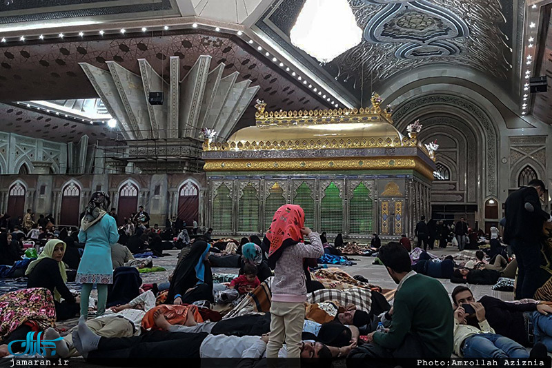 برخی از مردم تهران شب یلدا را در پی زلزله در کنار حرم امام(س) گذراندند