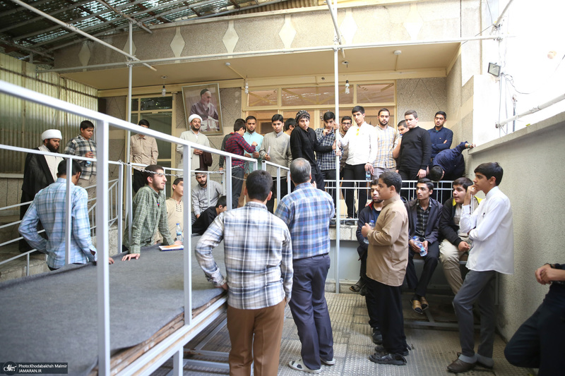 بازدید اقشار مختلف مردم از بیت امام خمینی (س) در جماران