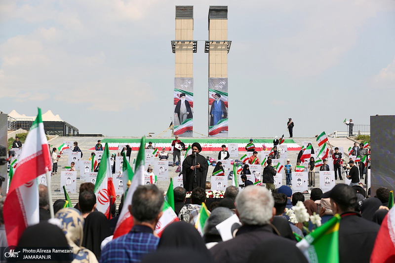 اجتماع مردمی بزرگداشت روز جمهوری اسلامی همراه با اهتزار بزرگترین پرچم مقدس در گذر فرهنگ
