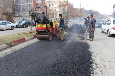 عملیات لکه گیری وآسفالت خیابانهای سطح شهر سنندج آغاز شد