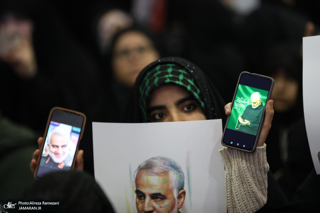 نامه شهید قاسم سلیمانی به دخترش در اواسط دهه ۹۰: برخی روشنفکرنماها فکر می‌کنند ما برای بقاء بشار اسد می‌جنگیم، نمی‌دانند این جبهه‌ی دفاع از انسانیت است + عکس