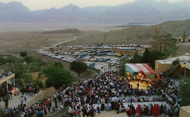 آیین مذهبی زرتشتیان در پیر نارکی مهریز یزد آغاز شد