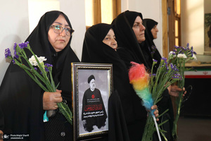 غبار روبی و عطر افشانی بیت و زادگاه امام خمینی (س)