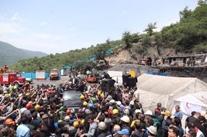 روحانی در محل حادثه معدن آزادشهر و در دیدار معدنکاران و کارگران