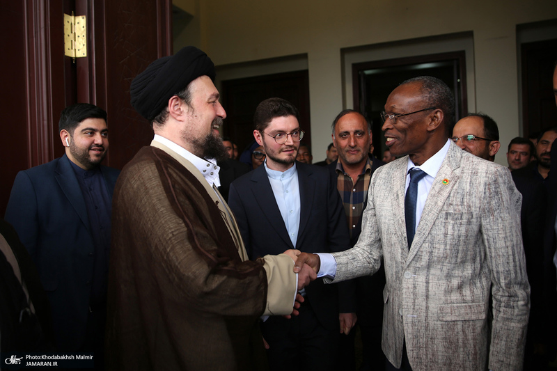 ادای احترام نخست وزیر بورکینافاسو و هیأت همراه نسبت به مقام شامخ بنیان‌گذار جمهوری اسلامی ایران