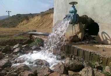 کلرزنی دستی آب روستای شکاره با نظارت مرکز بهداشت است