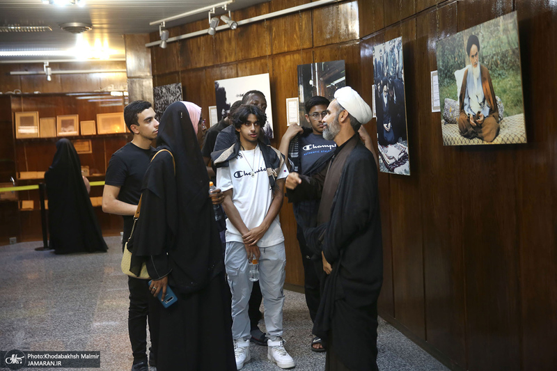 بازدید جمعی از دانشجویان انگلیسی و جمعی از دانش آموزان بندر دیر از جماران