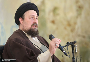 کنایه سید حسن خمینی به متحجرینی که دزدانه بر سر خوان انقلاب نشسته اند: افکار بسته هیچ دخالتی در پیدایش انقلاب نداشته اند
