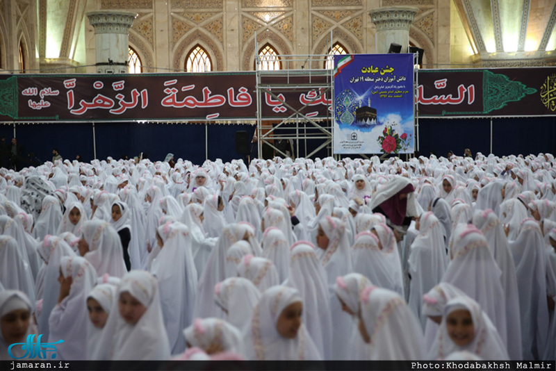 مراسم جشن تکلیف دانش آموزان دختر در حرم مطهر امام خمینی(س) 