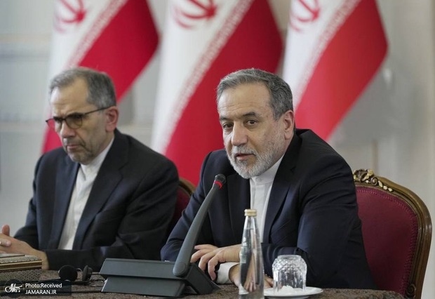 عراقچی: هیچ توافقی که در آن حق غنی‌سازی به رسمیت شناخته نشده باشد، را نخواهیم پذیرفت/ توانمندی‌ نظامی و دفاعی‌ ایران موضوع هیچ مذاکره‌ای نخواهد بود/ باید اطمینان حاصل شود در صورتی که مذاکراتی مجدداً آغاز شود، این روند به جنگ منتهی نخواهد شد