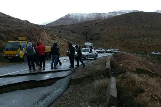 جاده آورزمان ملایر مسدود شد