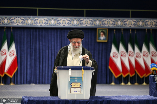 رهبر معظم انقلاب: مرحله دوم انتخابات ریاست جمهوری خیلی مهم است/  اینکه تصور شود کسانی که در دور اول رای ندادند مخالف نظام هستند، برداشت کاملا اشتباهی است/ در مرحله اول انتخابات مشارکت مردم کمتر از آن مقداری بود که توقع داشتیم و حدس زده می شد