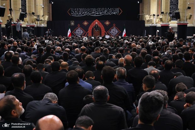 آخرین شب از مراسم عزاداری در حسینیه امام خمینی(ره) / اقامه روضه حضرت سجاد(ع) و اسارت اهل بیت(ع)