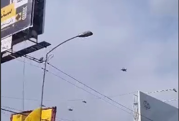 لحظه عبور جنگنده‌های اسرائیلی از محل برگزاری مراسم تشییع شهید سید حسن نصرالله + فیلم