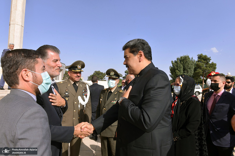 ادای احترام رئیس جمهور ونزوئلا به مقام شامخ حضرت امام خمینی (س)