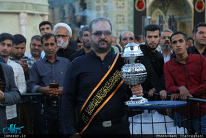 تعویض پرچم گنبد حرم مطهر حضرت معصومه(س) در آغاز ماه محرم