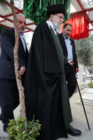 حضور رهبر معظم انقلاب در حرم مطهر امام خمینی (س)