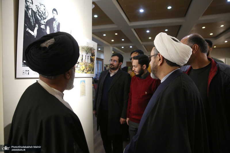 بازدید رئیس موسسه تنظیم و نشر آثار امام خمینی (س) از نمایشگاه عکس «امام دل‌ها‎»  و گذر فرهنگی هفته بر آستان آفتاب