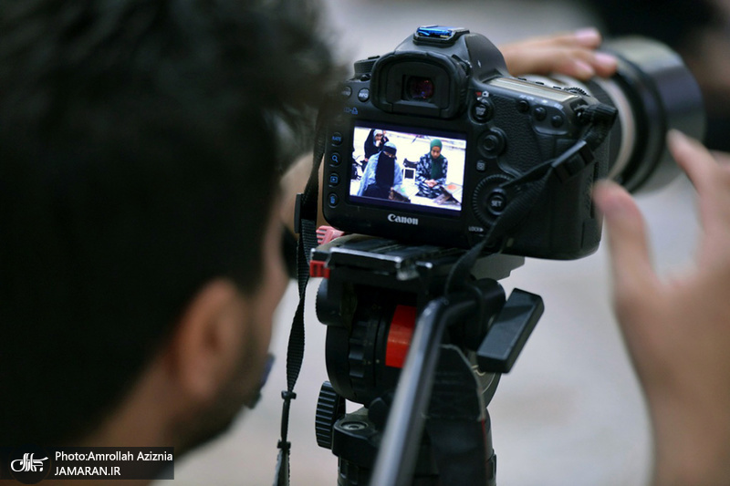 ادای احترام شرکت‌کنندگان در مسابقات بین‌المللی قرآن کریم نسبت به امام خمینی(س)