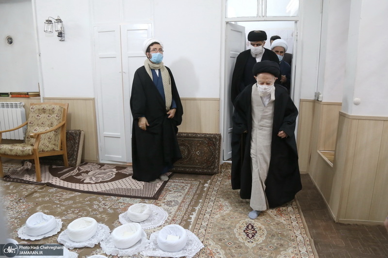 مراسم عمامه گذاری طلاب توسط آیت الله شبیری زنجانی در شب ولادت حضرت زهرا(س)