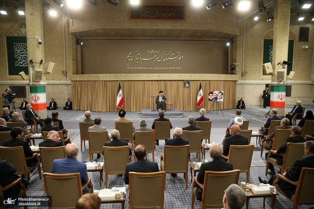 رهبر انقلاب با قدردانی ویژه از رئیس‌جمهور و دولت: معیشت مردم مهمترین مساله است؛ برای انضباط بازار چاره‌اندیشی شود/ روحیه کار و تلاش به جای فضای نه جنگ و نه صلح/ مسئولان و صاحبان قلم و بیان، راویان قدرت و قوت باشند و نه راوی ضعف‌ها