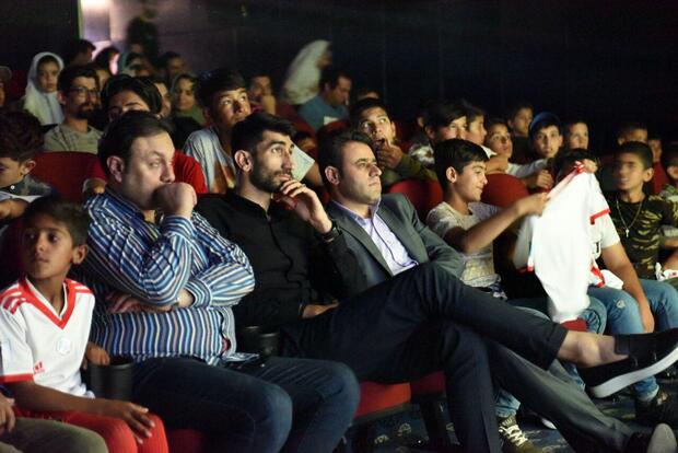 بیرانوند فینال جام‌جهانی را در کنار کودکان کار تماشا کرد + عکس

