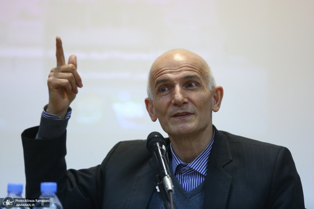 مقصود فراستخواه: «تمامیت خواهی» یعنی مردم‌ با ماسک‌هایی که برای‌ آنها در نظر گرفته شده زندگی کنند/ جامعه می‌خواهد نقش‌ خودش را به آینده خودش بزند/ گاهی انتظاراتی از جامعه داریم که در دوره قاجار هم‌ نبود