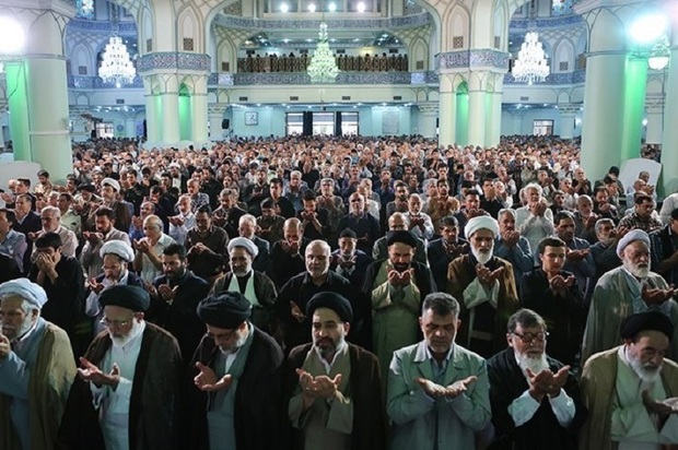 نماز ظهر عاشورا در قبله تهران اقامه شد