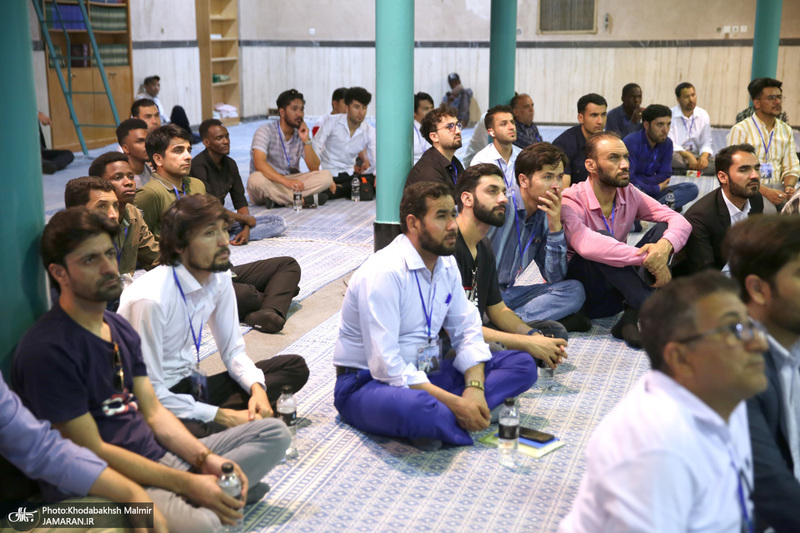 بازدید جمعی از دانشجویان خارجی از بیت امام خمینی (س) در جماران  1