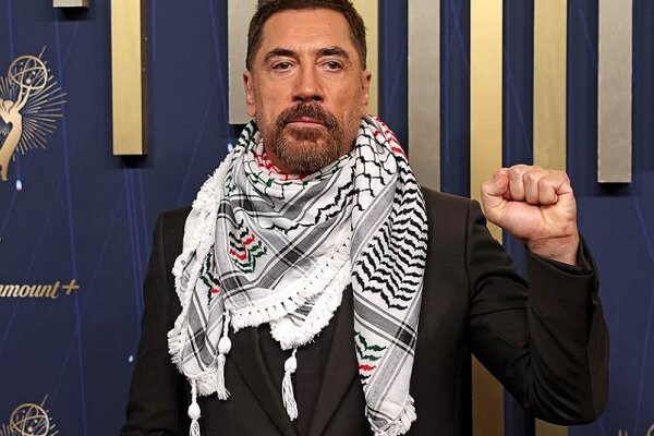 حضور خاویر باردم با چفیه روی فرش قرمز امی