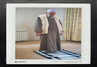 تصویری دیده نشده از حضرت آیت‌الله العظمی شهید سیّدعلی خامنه‌ای در حال اقامه نماز در منزل
